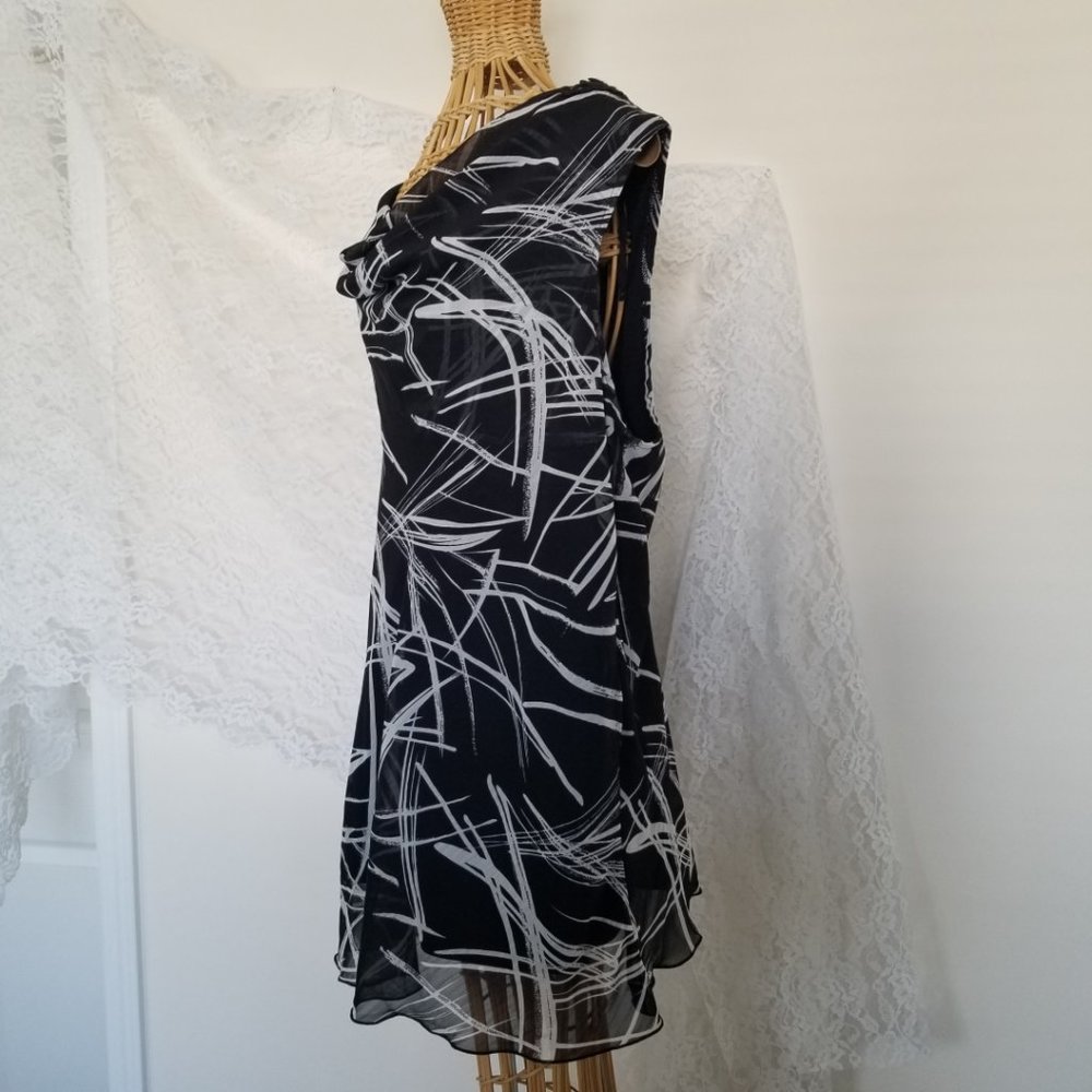 Black & White Abstract Sleeveless Blouse Plus 22/24 Embroidered Details on Back